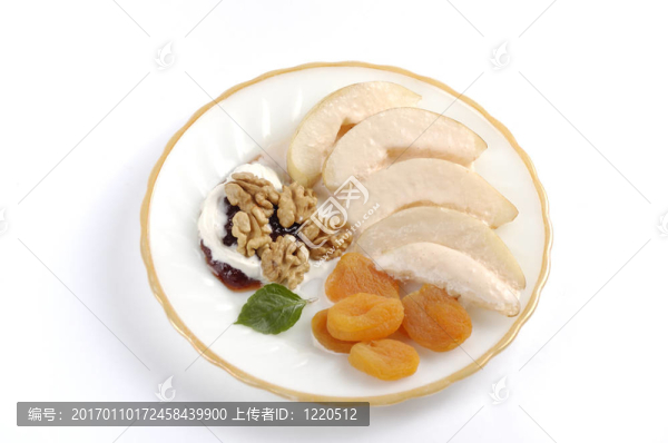 在奶油汁梨甜點(diǎn)-片；果醬；杏干；核桃
