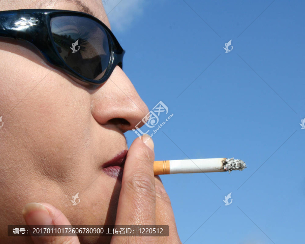 抽煙的女人