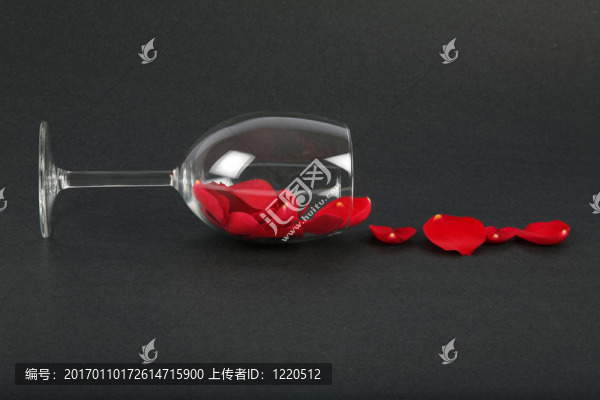 酒杯里的玫瑰花瓣