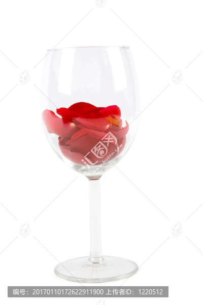 酒杯里的玫瑰花瓣