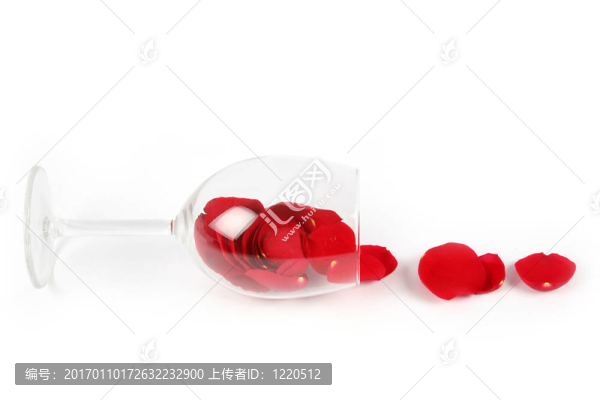 酒杯里的玫瑰花瓣
