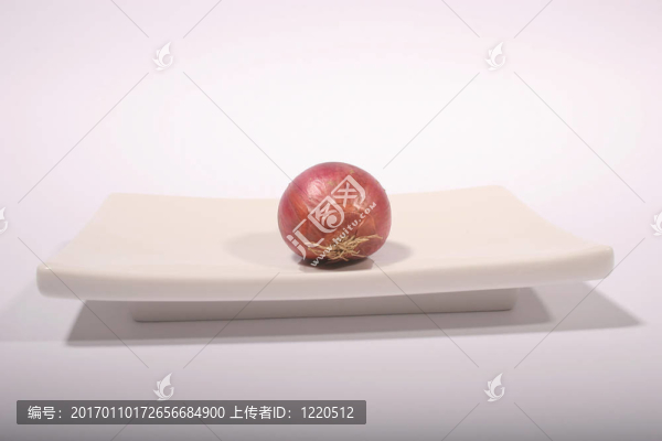 盤子上的紅洋蔥