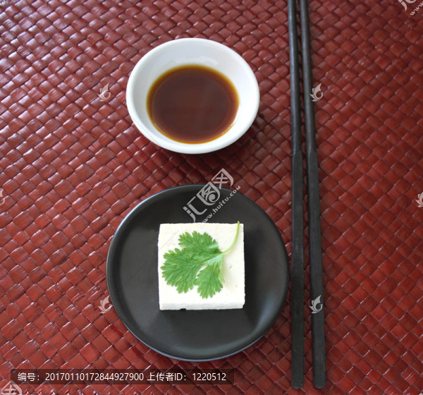 在一個(gè)黑色盤子上的豆腐