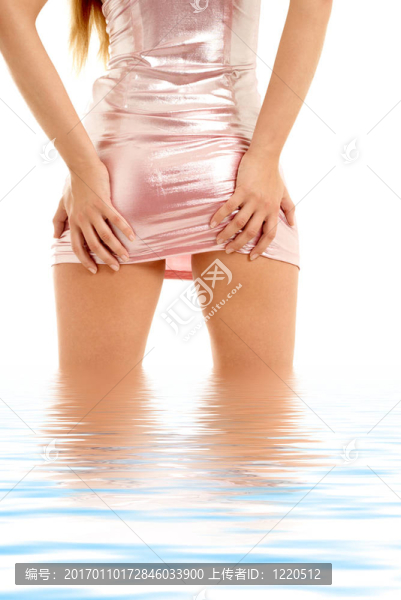 穿著粉紅色閃亮衣服的女士站在水中