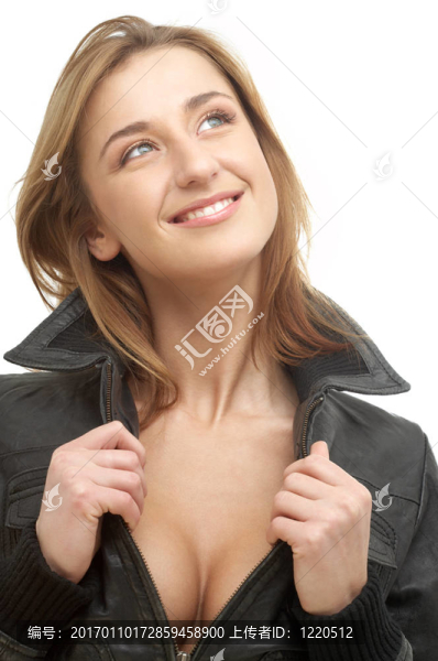 可愛的女孩在黑色皮夾克