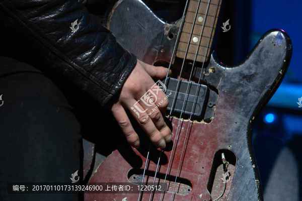 彈舊的低音吉他