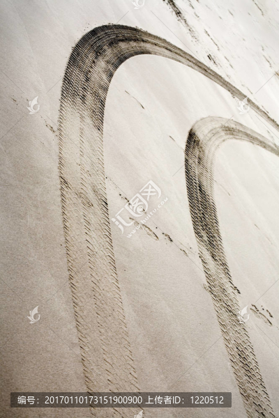 沙灘上的輪胎痕跡
