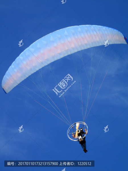 在蔚藍(lán)的天空中滑翔傘
