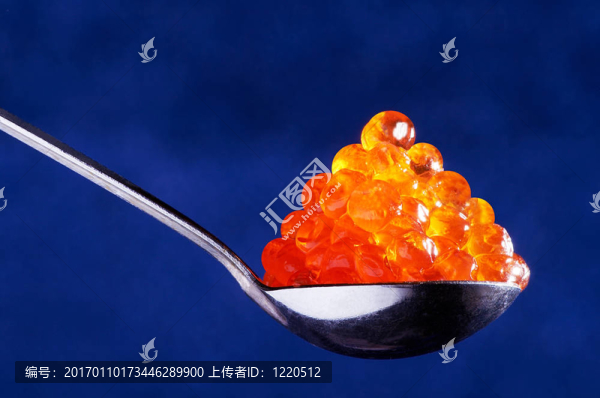 在勺紅魚(yú)子醬