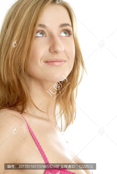 可愛的女孩在粉紅色的胸罩仰視