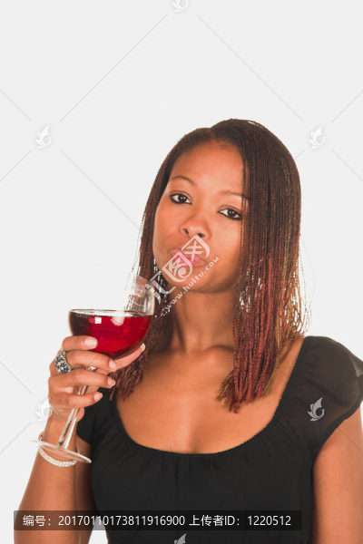 女士飲用紅葡萄酒