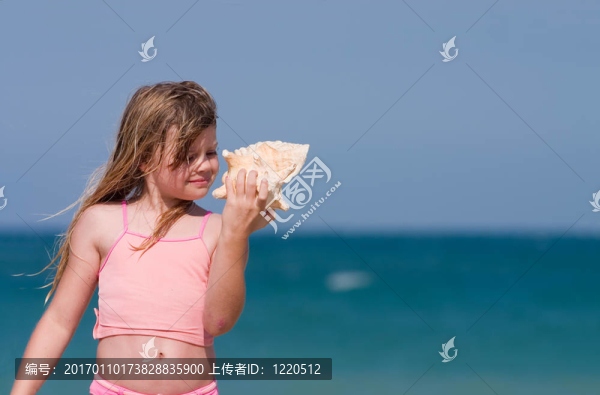 在海灘上的女孩