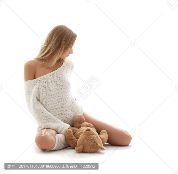 可愛的金發(fā)碧眼的白色毛衣與泰迪熊