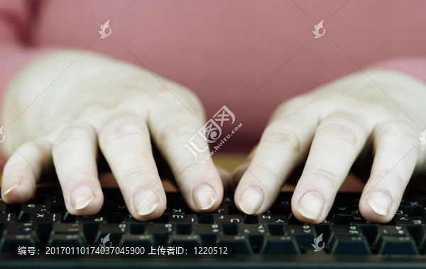 在電腦上工作