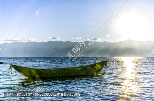 湖中小船