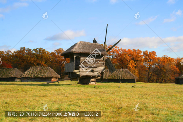 風(fēng)車上空的秋天風(fēng)景