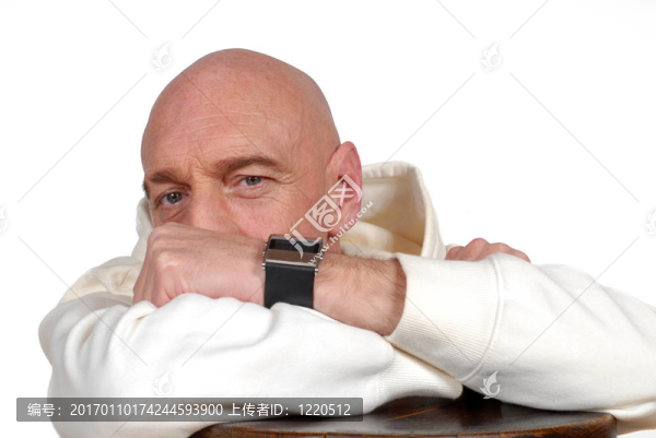 中年男子；健身裝