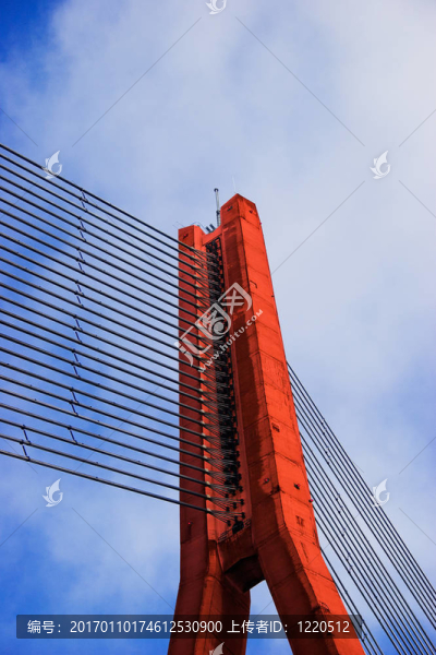 紅色的電纜橋