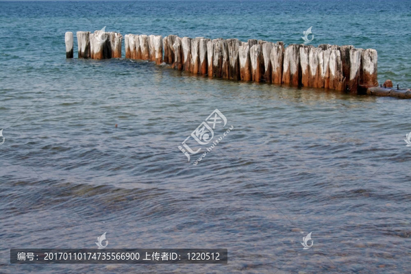 湖的岸邊