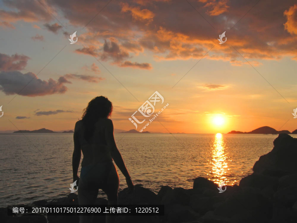 一個女人去夕陽洗澡；納閩下；有沙灘；弗洛里斯島；印度尼西亞