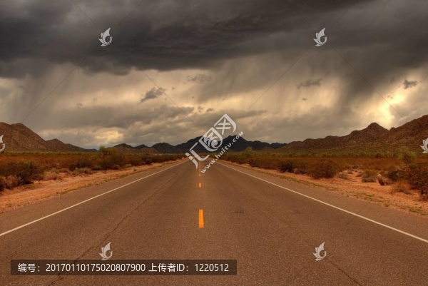 沙漠的山路