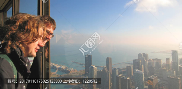 兩個(gè)年輕的男孩游客在芝加哥灣；從約翰漢考克大廈；美國(guó)；美國(guó)；從美國(guó)的