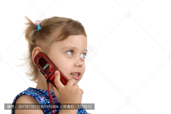 女孩在電話中交談