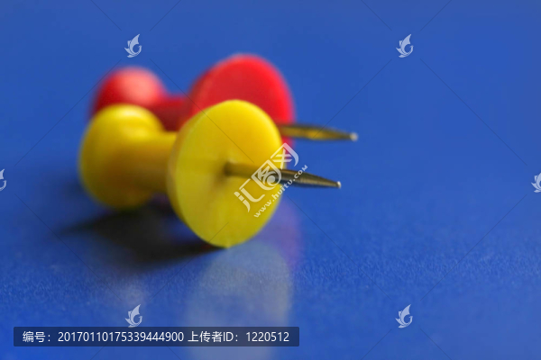 黃色和紅色的推針