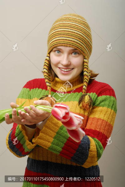 女孩拿著郁金香