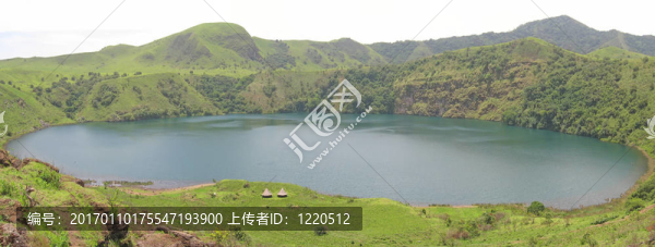 藍湖綠草環(huán)繞；喀麥??；非洲；全景