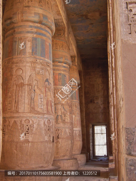 在拉美西斯三寺culumns彩色象形文字的細節(jié)；Medinet,Habou；Louxor；埃及