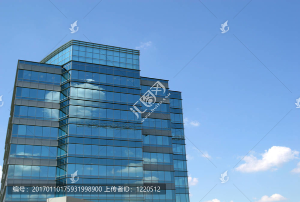 藍(lán)色玻璃中的云朵
