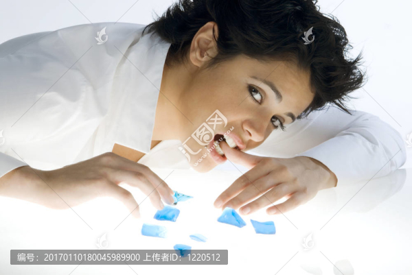 咬手指