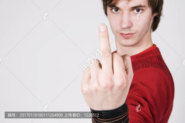 給手指的年輕人