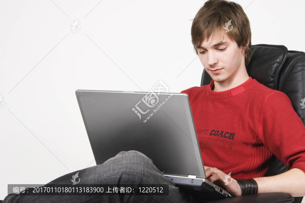 在電腦上工作的年輕人