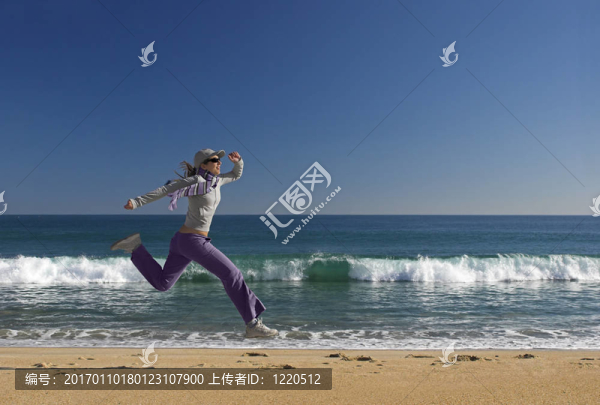 在海灘上跳