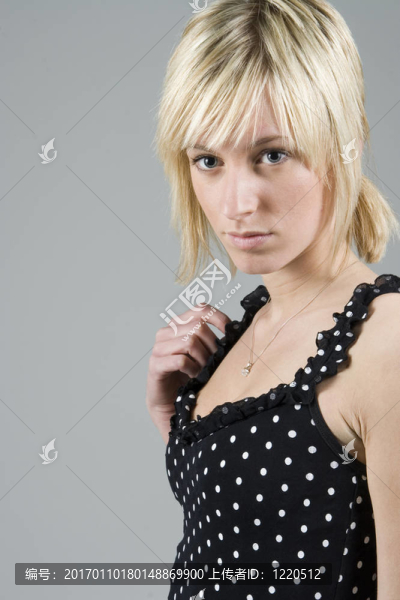 年輕漂亮的女孩