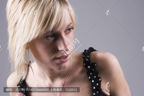 年輕漂亮的女孩