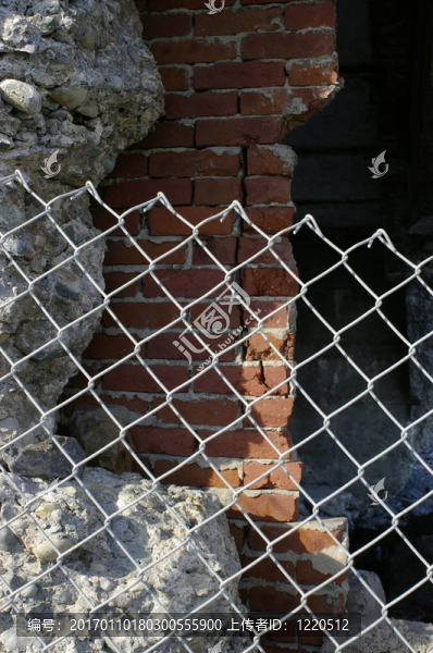 搖搖欲墜的籬笆