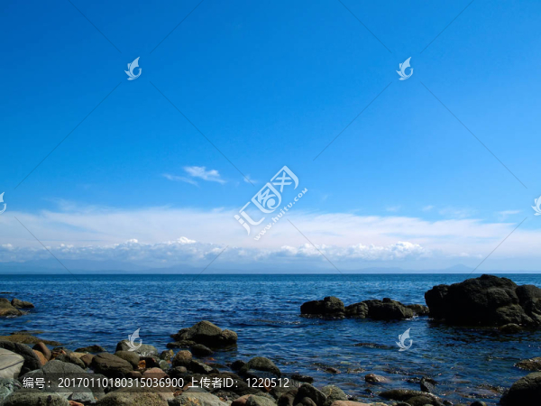 海洋的巖石海岸與天空和云彩