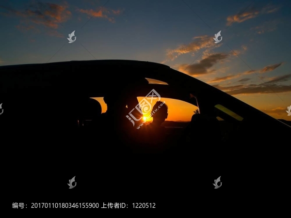 年輕女性在車上曬太陽-匯圖網(wǎng) www.fosd68.com 年輕女性在車上曬太陽