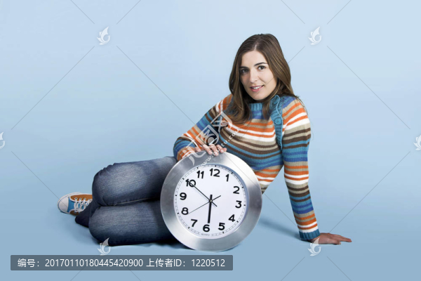 帶著時鐘的女人