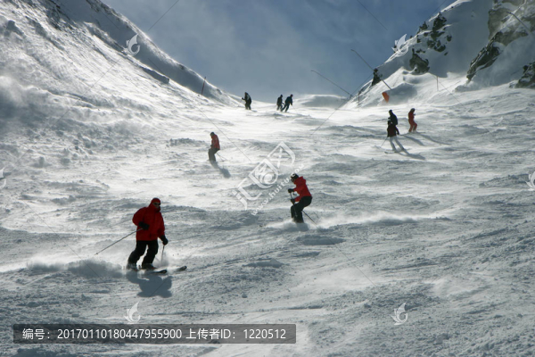 滑雪者在阿爾卑斯山