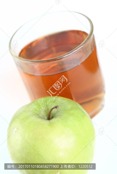 綠色蘋果和玻璃