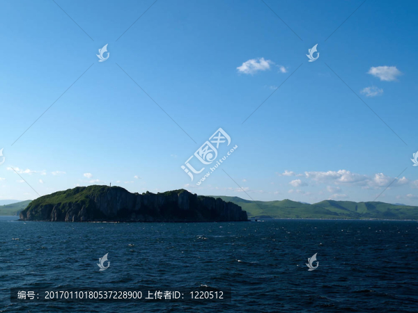 天空中有云的巖石島