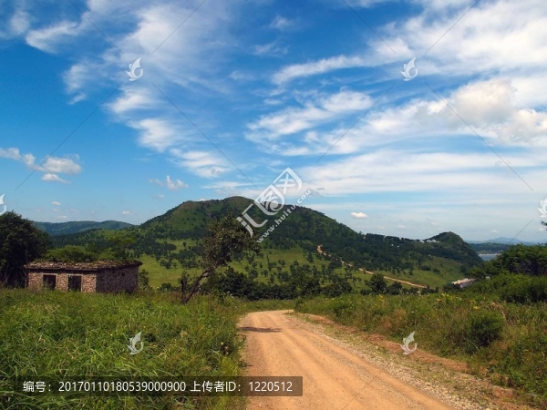 鄉(xiāng)村景觀與廢墟藍天白云