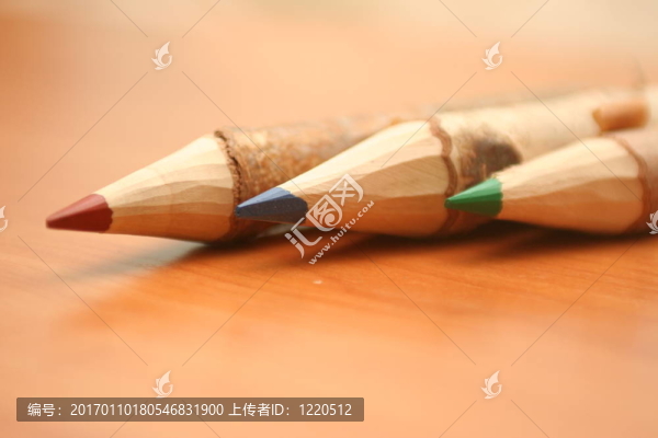 三支鉛筆躺在塔上
