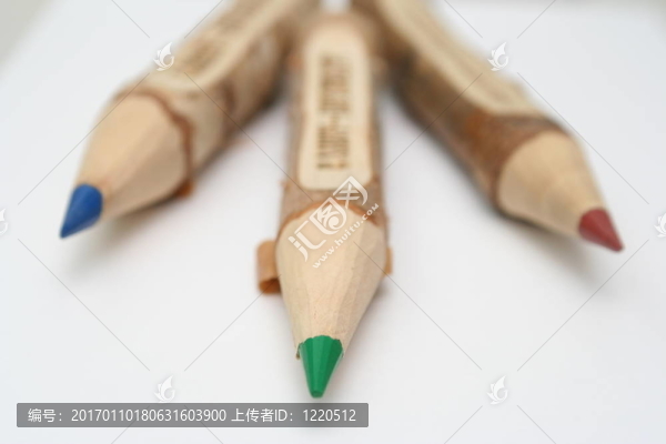 三支鉛筆躺在塔上