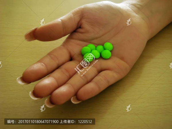 膠囊在手