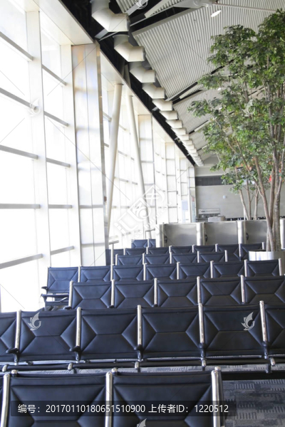 空蕩蕩的機場大門